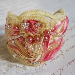 Pulsera brazalete Les Délices de L'Eté Haute-Couture bordada con una cinta de seda amarilla y rosa, perlas redondas, gotas nacaradas y rocallas